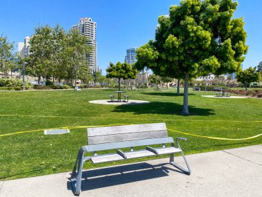 COVID-19 salgını sırasında boş ve kapalı park. 