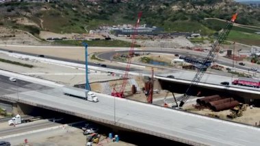 Küçük nehrin üzerindeki karayolu köprüsünün havadan görünüşü