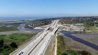 Küçük nehrin üzerindeki karayolu köprüsünün havadan görünüşü