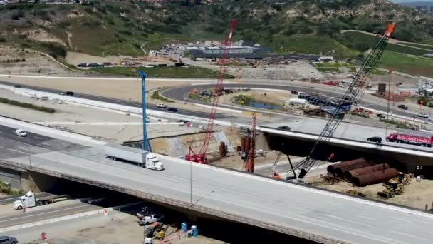 Воздушный вид на строительство автодорожного моста через небольшую реку — стоковое видео