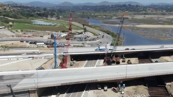 Letecký pohled na stavbu dálničního mostu přes malou řeku — Stock video