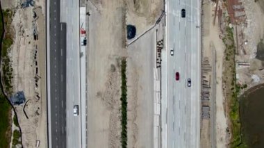 Küçük nehrin üzerindeki karayolu köprüsünün havadan görünüşü