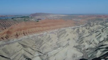 Renkli gökkuşağı dağlarının gökyüzü manzarası, Zhangye Ulusal Geopark, Çin