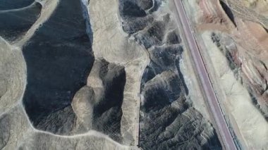 Renkli gökkuşağı dağlarının gökyüzü manzarası, Zhangye Ulusal Geopark, Çin