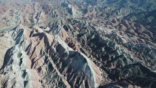 Vue aérienne des montagnes colorées de l'arc-en-ciel, géoparc national de Zhangye, Chine — Video