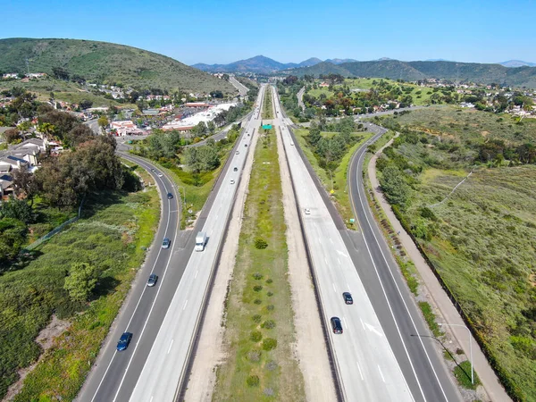 Luchtfoto van de snelweg, autoweg met rijdend voertuig — Stockfoto