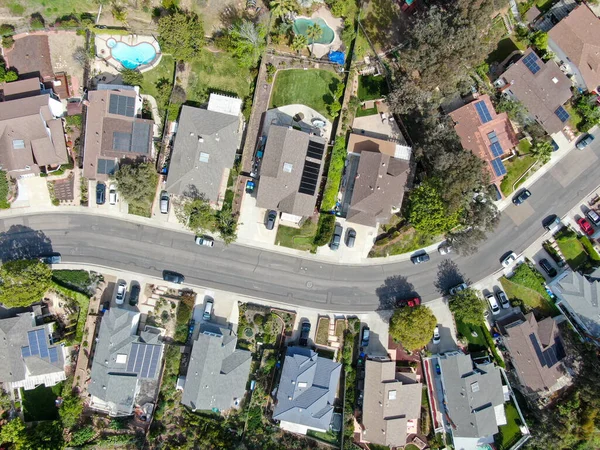 Bovenaanzicht vanuit de lucht van de hogere middenklasse buurt straat met residentieel huis en zwembad — Stockfoto