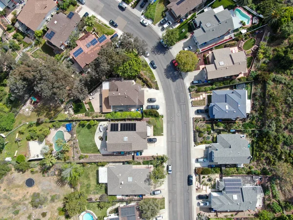 Vista aérea de la calle del barrio de clase media alta con casa residencial y piscina — Foto de Stock