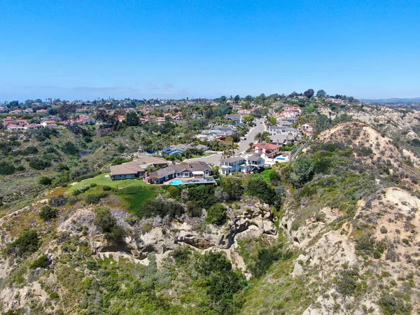 Luchtfoto van de hogere middenklasse buurt met woonhuis en zwembad in een vallei — Stockfoto