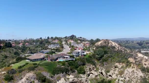 Vista aérea del barrio de clase media alta con casa residencial y piscina en un valle — Vídeo de stock