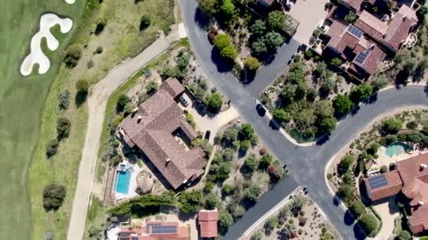 Lucht uitzicht op grote luxe villa met zwembad gelegen naast de golfbaan in een prive-gemeenschap — Stockvideo