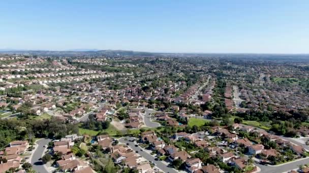 Vista aérea del barrio de clase media alta en el valle con cielo azul — Vídeos de Stock