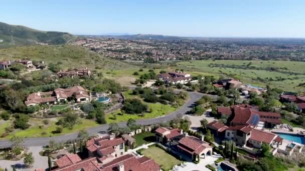 私人社区高尔夫球场旁边有游泳池的大型豪华别墅的空中景观 — 图库视频影像