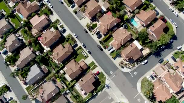 Vista aérea del barrio de clase media alta en el valle con cielo azul — Vídeos de Stock