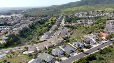 Vadide yüzme havuzu ve konutu olan üst orta sınıf bir mahalle.