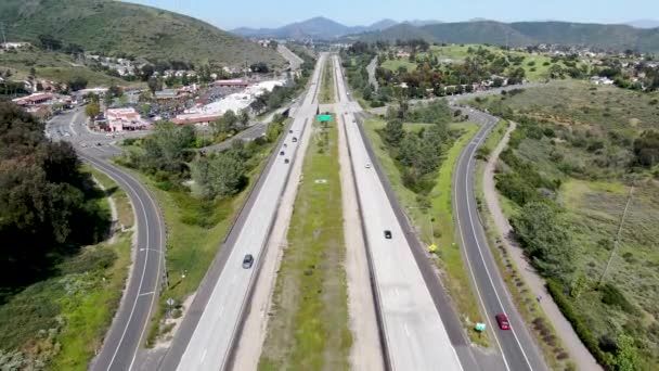 Vista aérea da auto-estrada, estrada com veículo em movimento — Vídeo de Stock