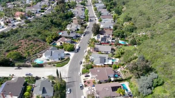 Veduta aerea del quartiere borghese superiore con casa residenziale e piscina nella valle — Video Stock