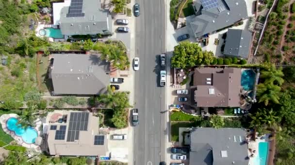Vista aérea de la calle del barrio de clase media alta con casa residencial y piscina — Vídeos de Stock