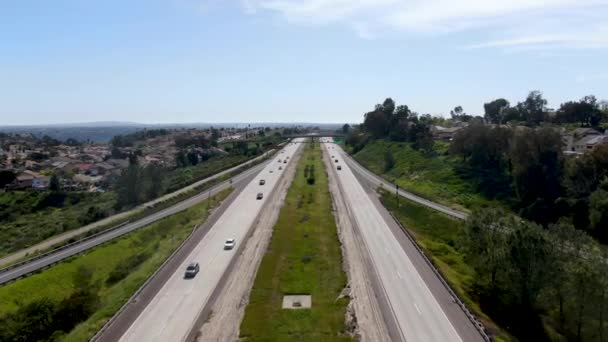 Vista aérea da auto-estrada, estrada com veículo em movimento — Vídeo de Stock