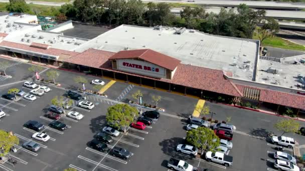 Aerial view of Stater Bros Grocery Store exterior and logo — Stock Video
