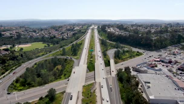 Flygfoto över motorväg, motorväg väg med fordon i rörelse — Stockvideo