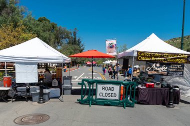 Covid-19 sırasında sosyal mesafeli Poway Çiftçi Pazarı