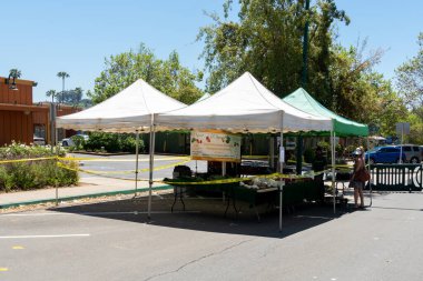 Covid-19 sırasında sosyal mesafeli Poway Çiftçi Pazarı