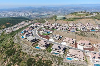 San Marcos 'taki Double Peak Park çevresindeki üst orta sınıf komşuların hava manzarası.