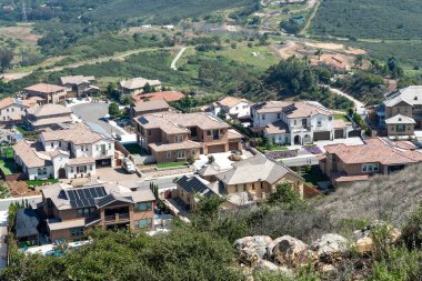 San Marcos 'taki Double Peak Park çevresindeki üst orta sınıf komşuların hava manzarası.