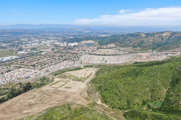 Vista aérea del barrio de clase media alta alrededor del Double Peak Park en San Marcos — Foto de Stock