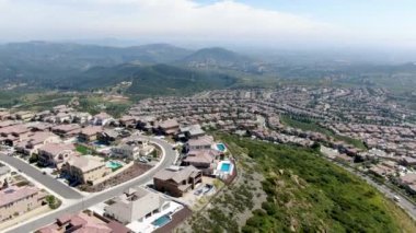 San Marcos 'taki Double Peak Park çevresindeki üst orta sınıf komşuların hava manzarası.