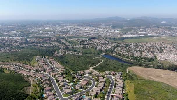Vista aérea del barrio de clase media alta alrededor del Double Peak Park en San Marcos — Vídeos de Stock