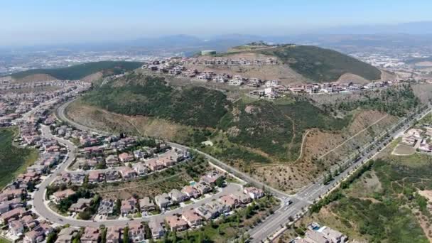 Vista aérea del barrio de clase media alta alrededor del Double Peak Park en San Marcos — Vídeos de Stock