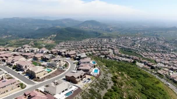 Flygfoto över övre medelklass område runt Double Peak Park i San Marcos — Stockvideo