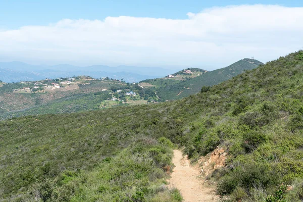 San Marcos 'taki Double Peak Park' ta küçük bir patika. — Stok fotoğraf