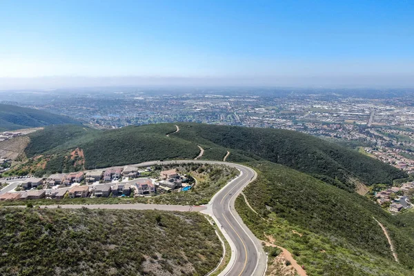 Veduta aerea del quartiere borghese intorno al Double Peak Park a San Marcos — Foto Stock