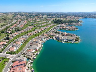 Mission Viejo Gölü 'nün havadan görünüşü. Özel yerleşim yerleri ve apartman sakinleri. Kaliforniya