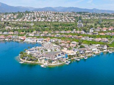 Mission Viejo Gölü 'nün havadan görünüşü. Özel yerleşim yerleri ve apartman sakinleri. Kaliforniya