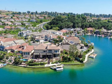 Mission Viejo Gölü 'nün havadan görünüşü. Özel yerleşim yerleri ve apartman sakinleri. Kaliforniya
