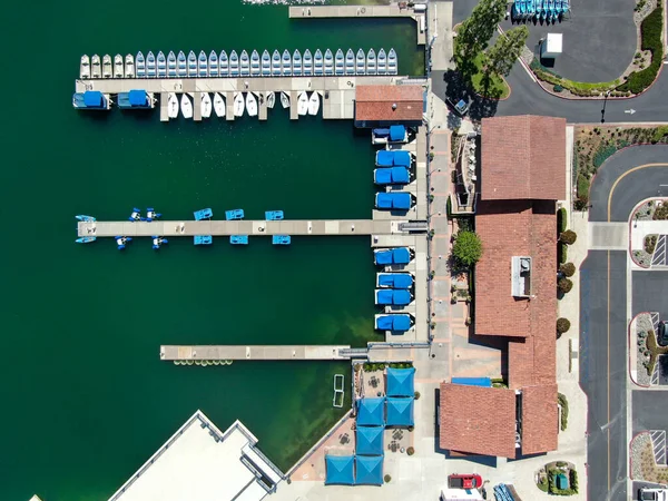 Вид с воздуха на озеро Миссия Viejo, с рекреационными сооружениями и небольшой пирс в Playe Del Norte. Калифорния — стоковое фото