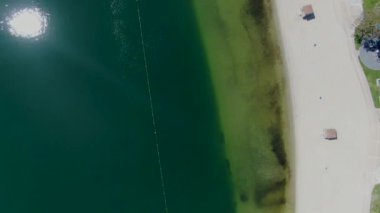 Viejo Gölü 'nün havadan görünüşü, eğlence tesisleri ve Playa Del Norte plajı. CA