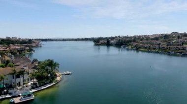 Mission Viejo Gölü 'nün havadan görünüşü. Özel yerleşim yerleri ve apartman sakinleri. Kaliforniya