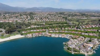 Mission Viejo Gölü 'nün havadan görünüşü. Özel yerleşim yerleri ve apartman sakinleri. Kaliforniya