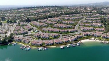 Mission Viejo Gölü 'nün havadan görünüşü. Özel yerleşim yerleri ve apartman sakinleri. Kaliforniya