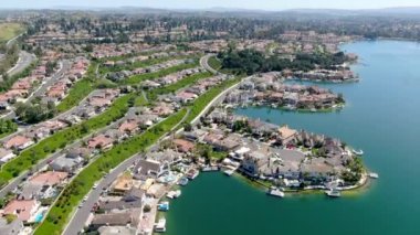 Mission Viejo Gölü 'nün havadan görünüşü. Özel yerleşim yerleri ve apartman sakinleri. Kaliforniya