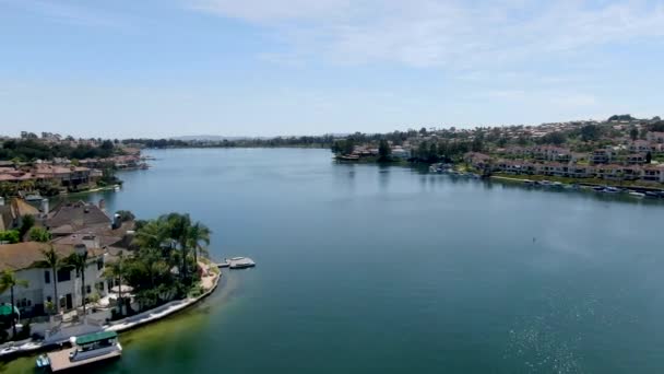 Luftaufnahme des Lake Mission Viejo mit privaten Wohn- und Eigentumswohnungen. Kalifornien — Stockvideo