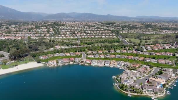 Luchtfoto van Lake Mission Viejo met prive residentiële en condominium gemeenschappen. Californië — Stockvideo