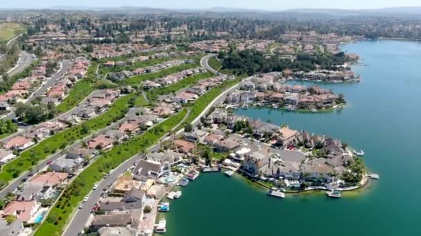 Vista aérea do Lago Mission Viejo com comunidades residenciais e condomínios privados. Califórnia — Vídeo de Stock