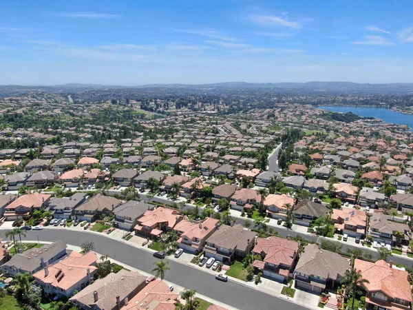 Vista aérea de comunidades privadas con grandes villas con piscina, Mission Viejo . — Foto de Stock