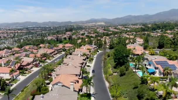 Letecký pohled na mistrovsky plánované soukromé komunity s velkými vilami s bazénem, Mission Viejo.